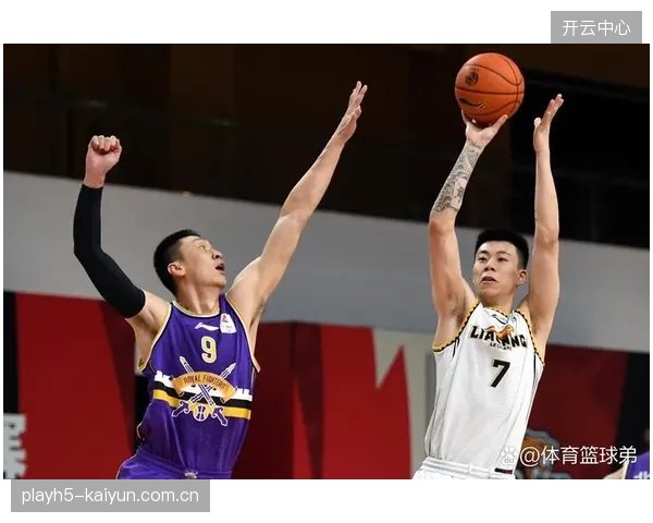 上海队凭借强大阵容深度统治常规赛，张镇麟加盟补齐锋线短板成关键。